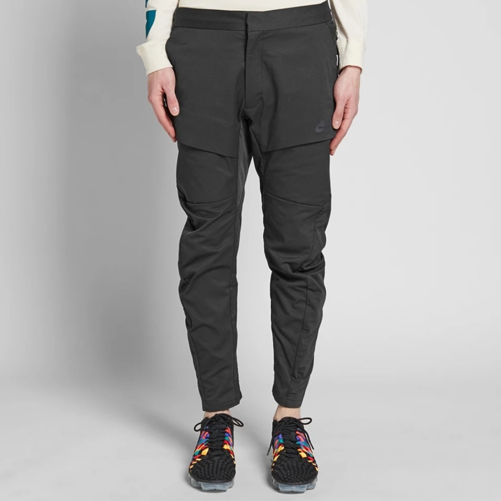 Nike NSW Tech Pack Woven Cargo Pants in BLACK